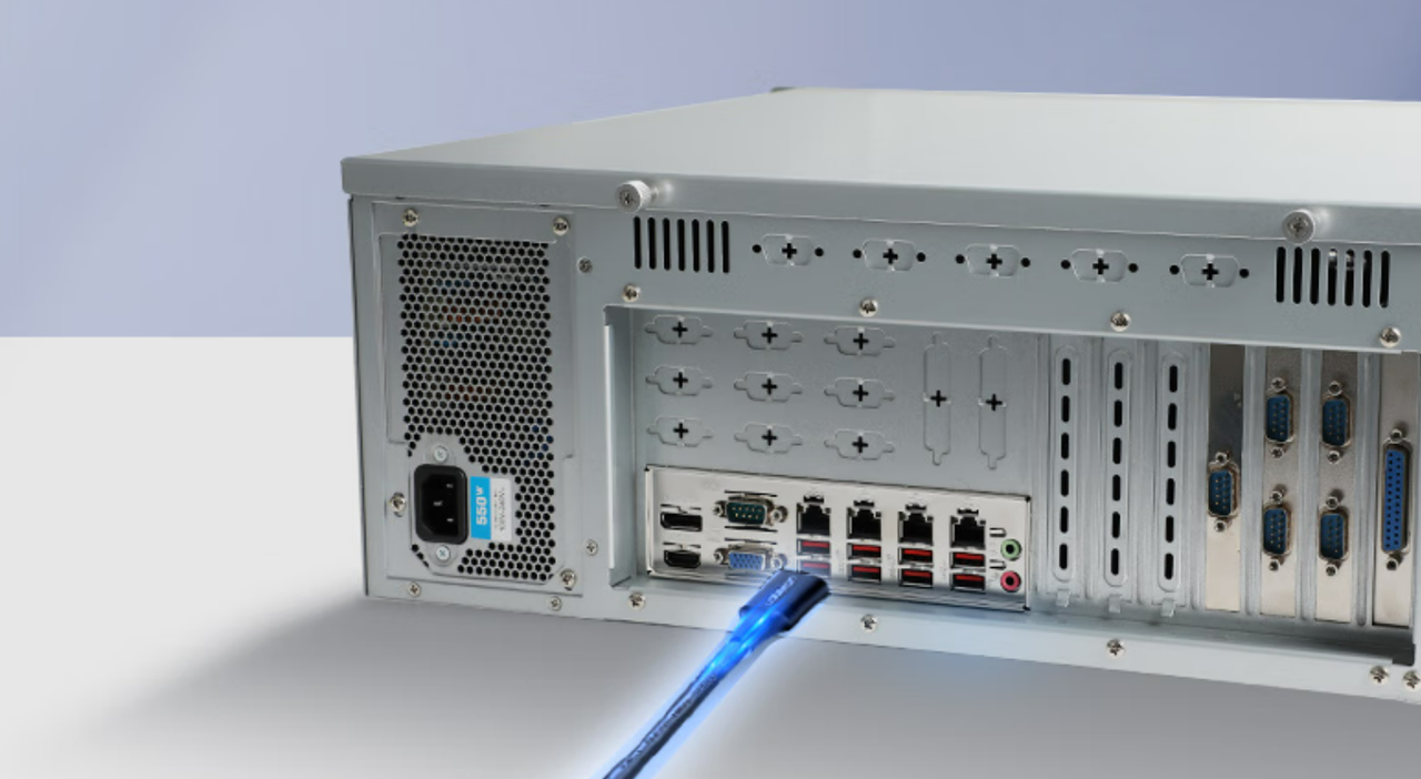 该设备板载7个PCIe插槽——1个PCIe*16（Gen15）或2个PCIe*8（Gen5），1个PCIe*1，4个PCI*4。